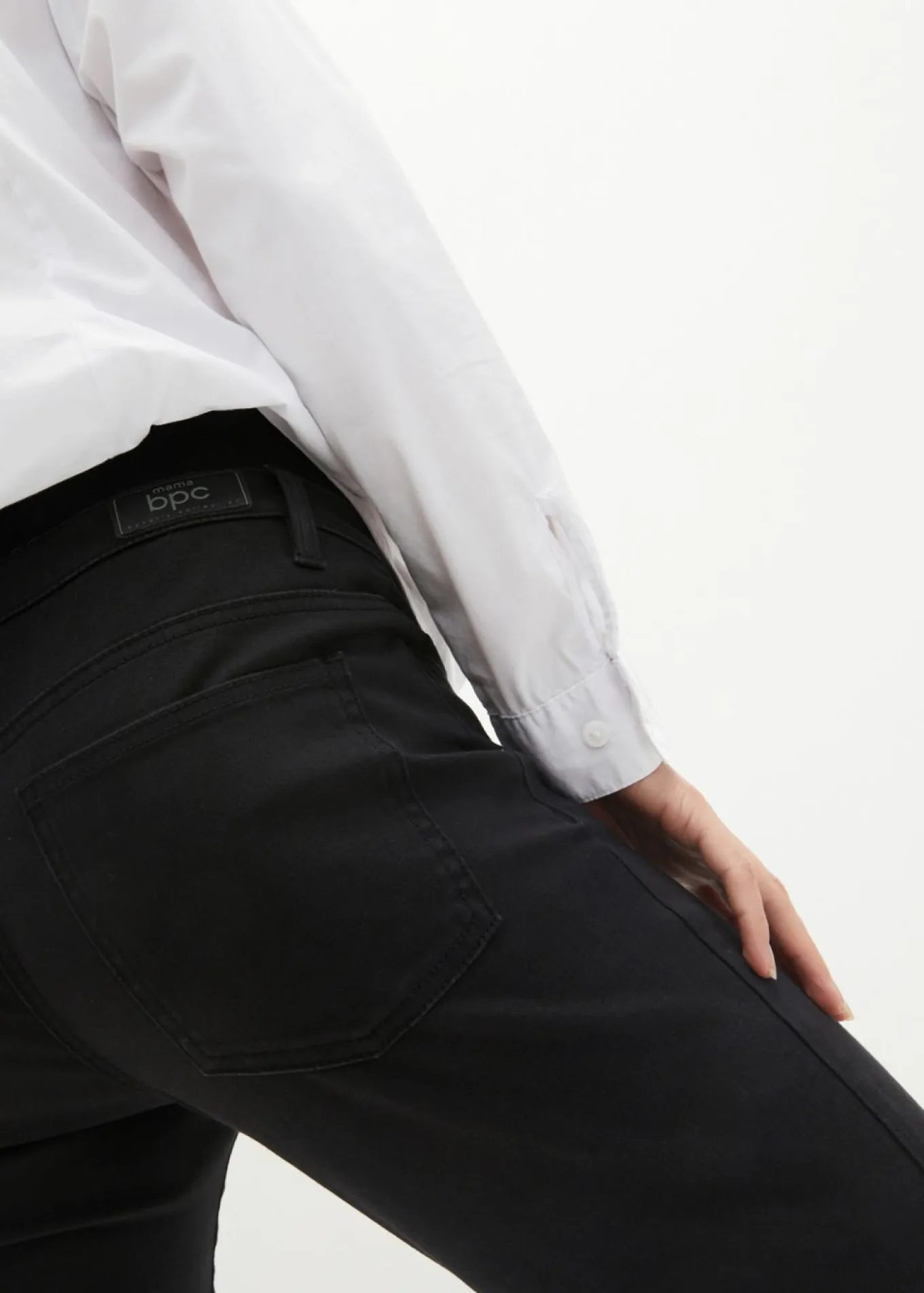 Pantalón premamá con material elástico y corte slim