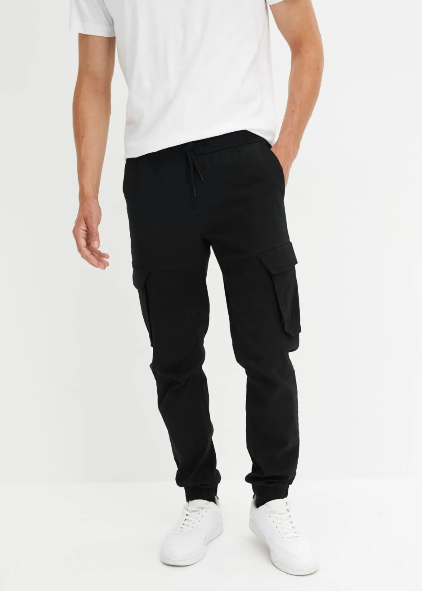 Pantalón sin cierre tipo cargo con recto y regular