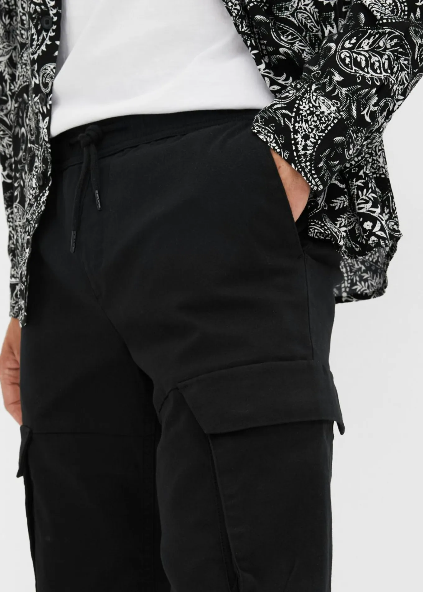 Pantalón sin cierre tipo cargo con recto y regular