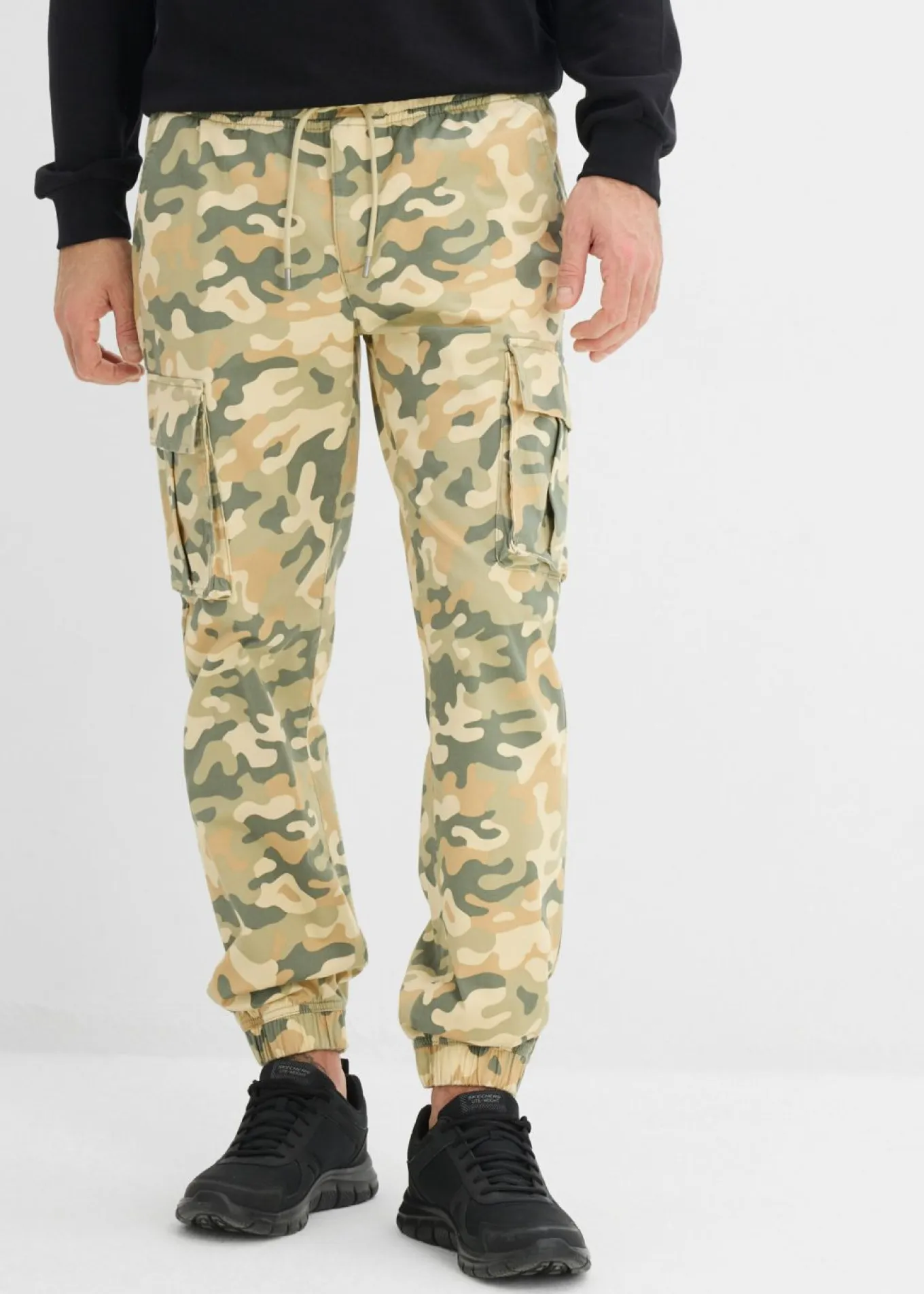 Pantalón sin cierre tipo cargo con recto y regular