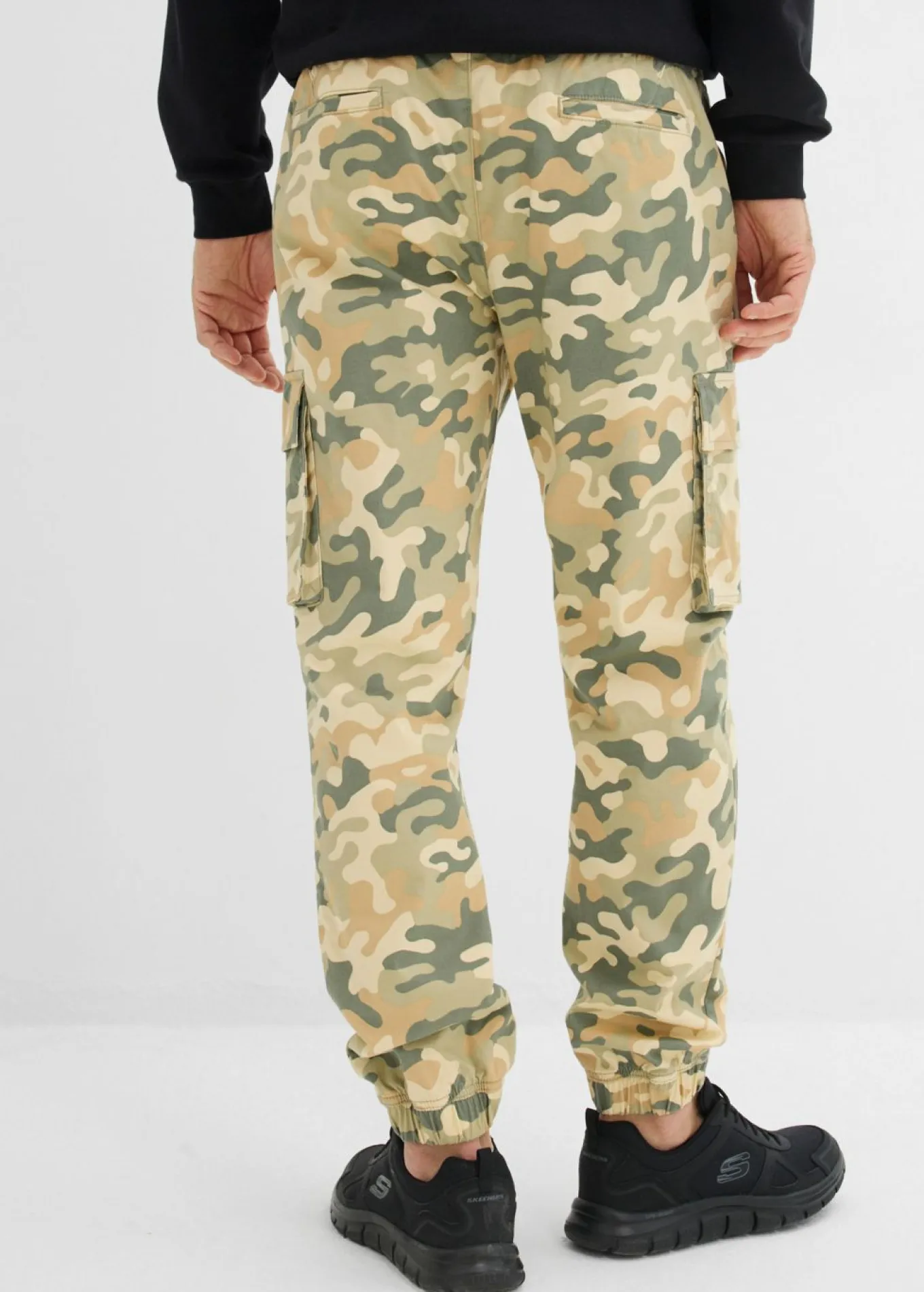 Pantalón sin cierre tipo cargo con recto y regular