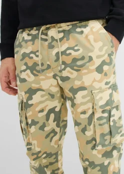 Pantalón sin cierre tipo cargo con recto y regular