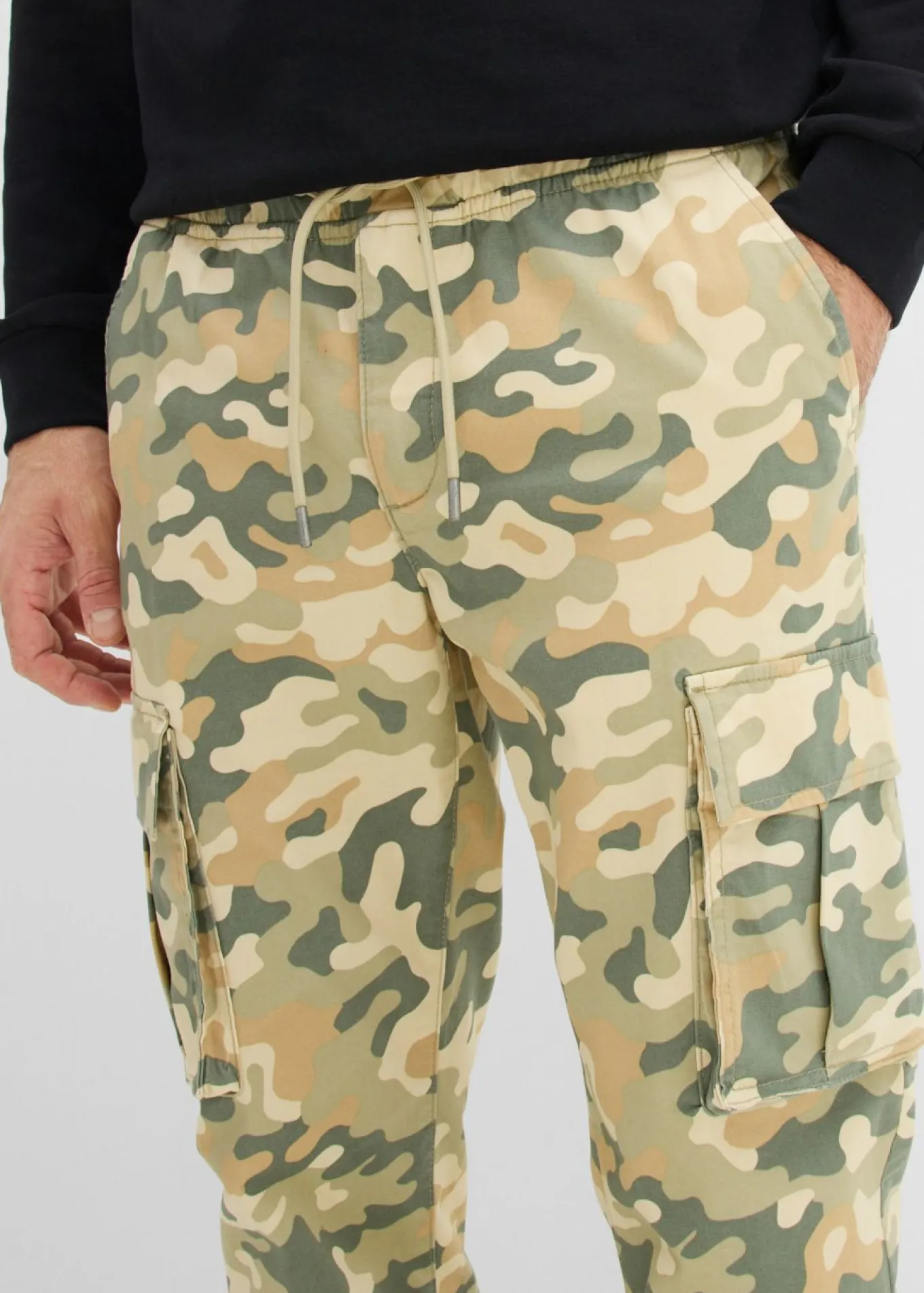Pantalón sin cierre tipo cargo con recto y regular
