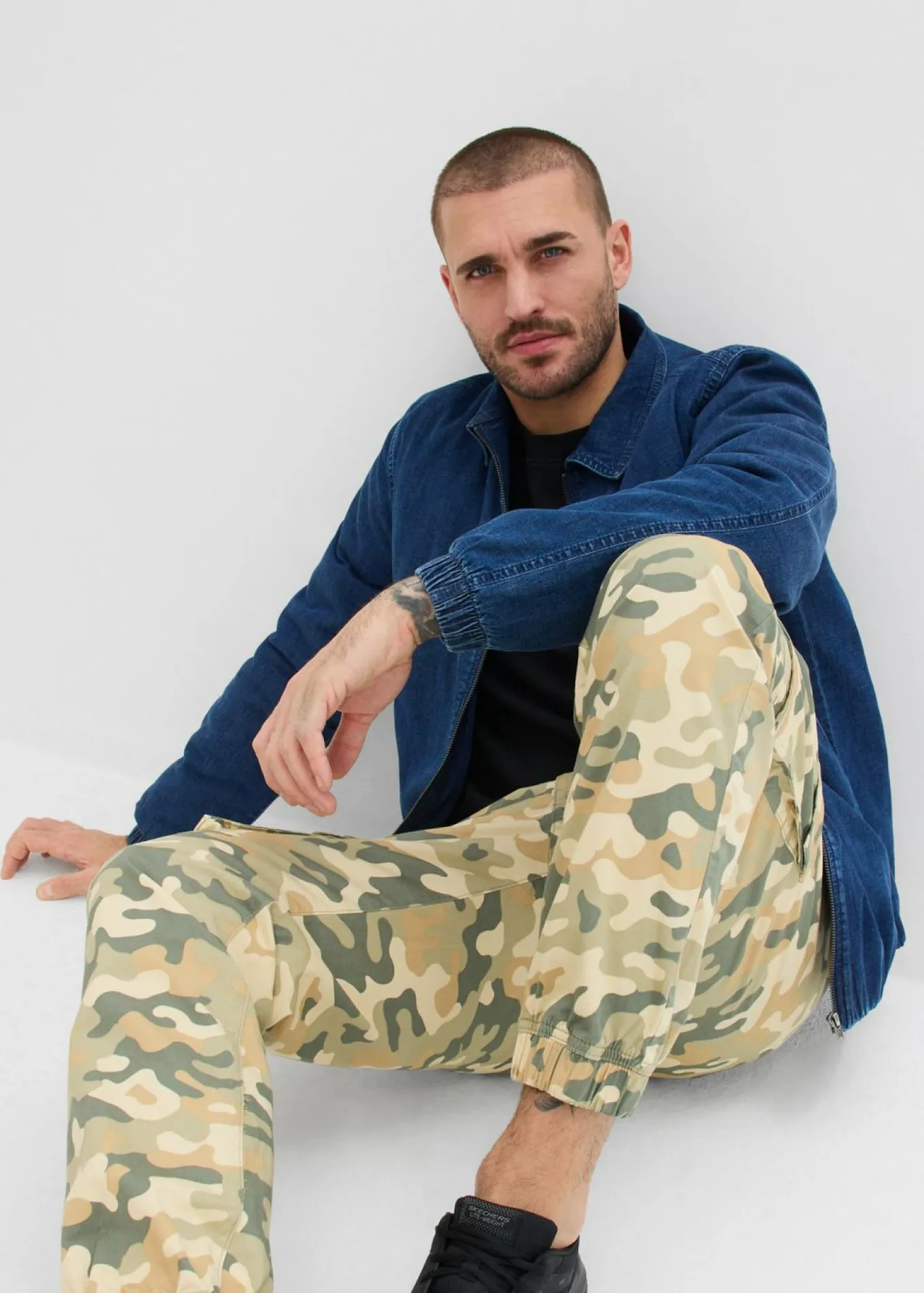 Pantalón sin cierre tipo cargo con recto y regular