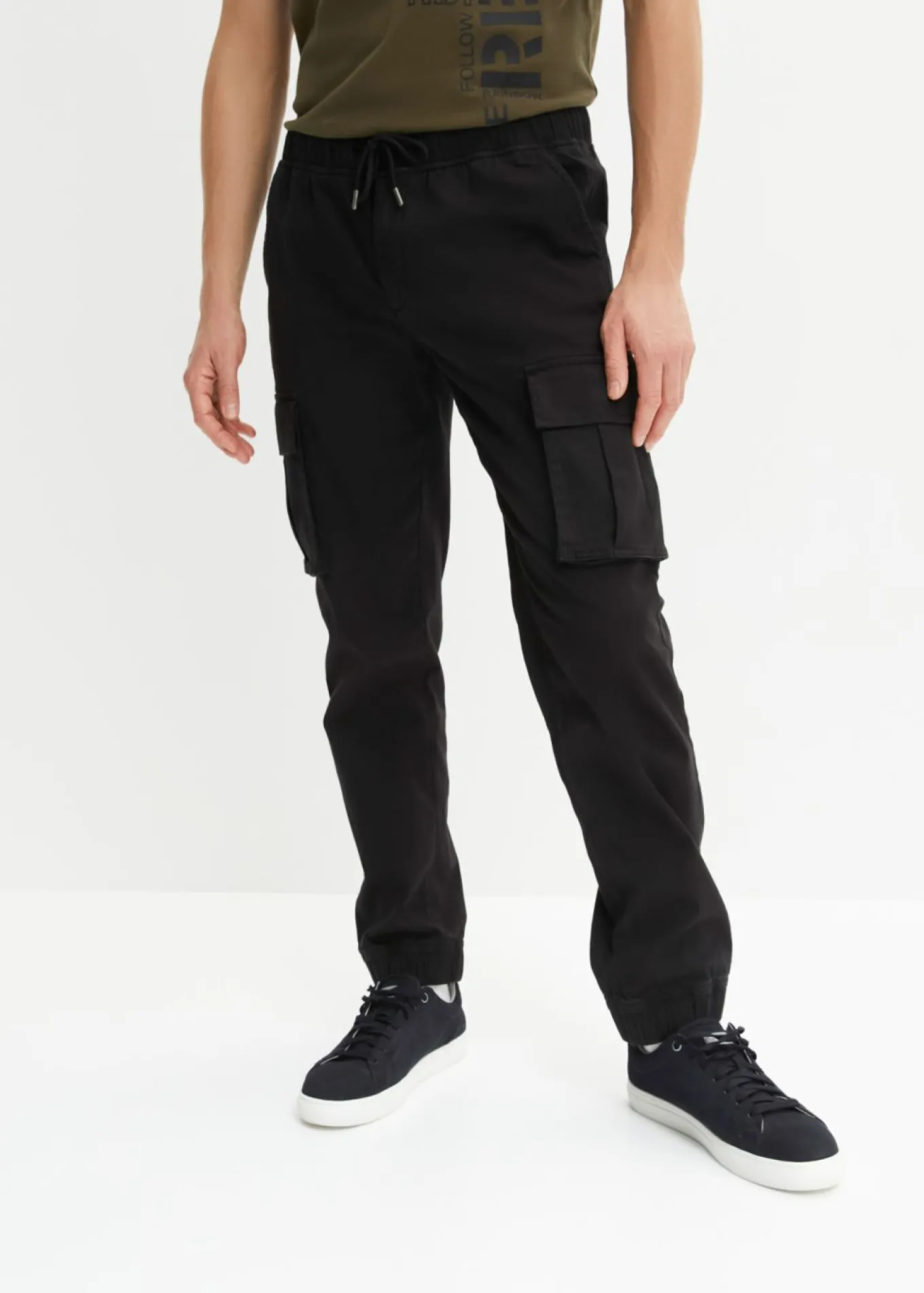 Pantalón sin cierre tipo cargo con recto y regular