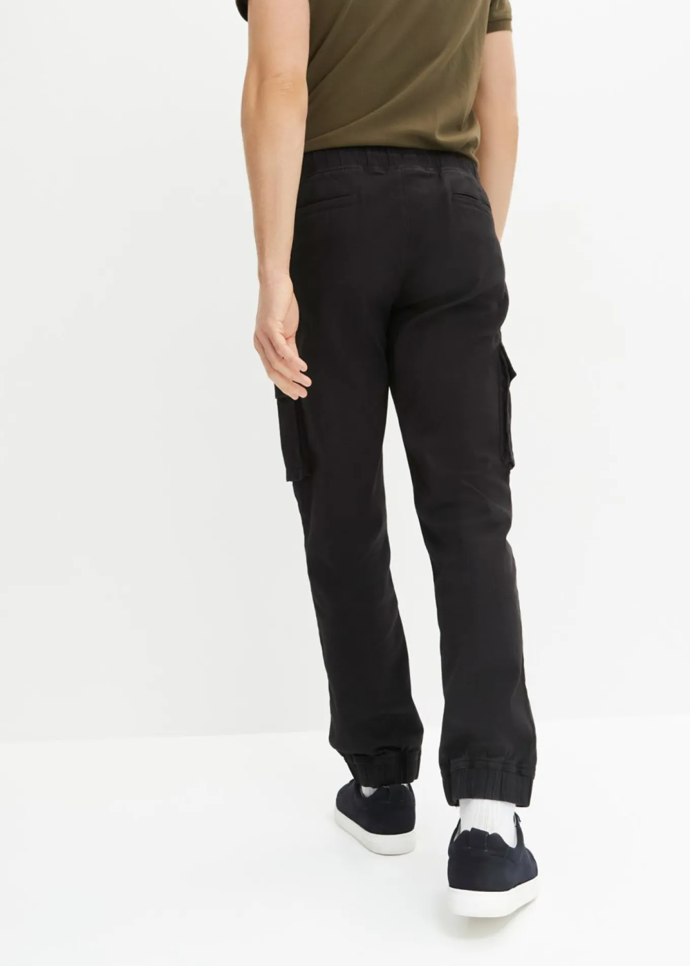 Pantalón sin cierre tipo cargo con recto y regular