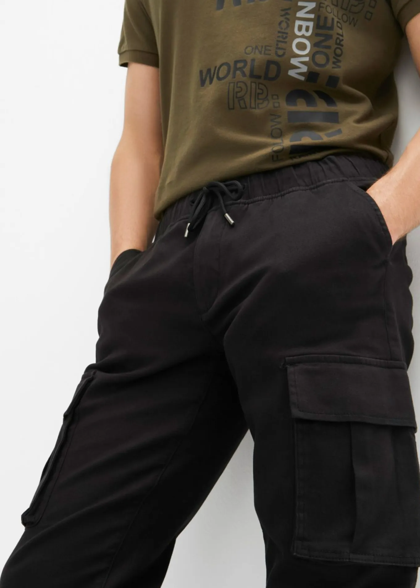 Pantalón sin cierre tipo cargo con recto y regular