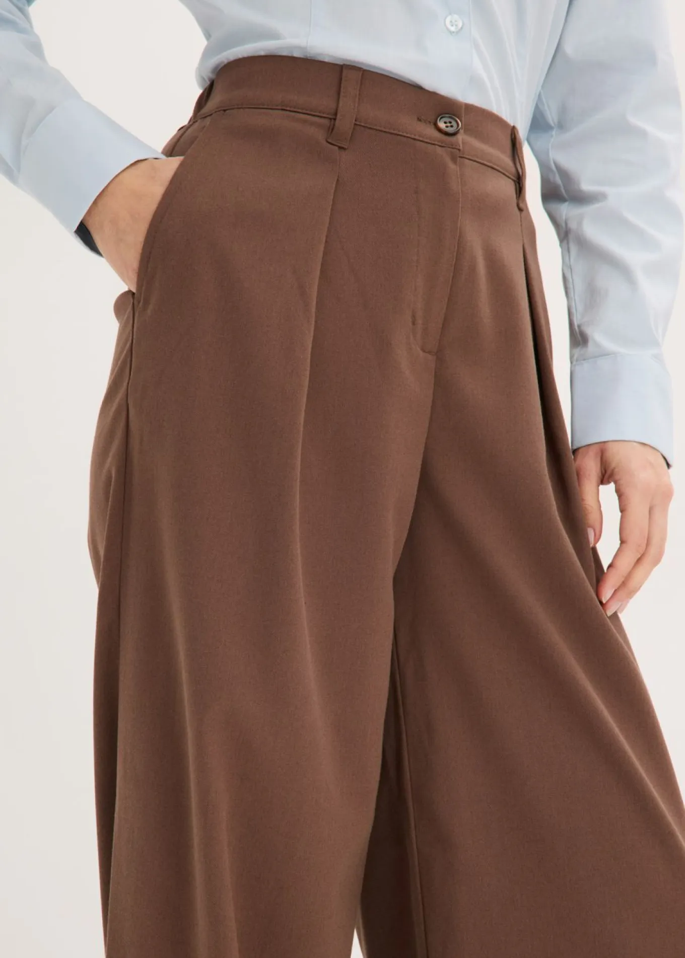 Pantalón tipo barrel con pinzas