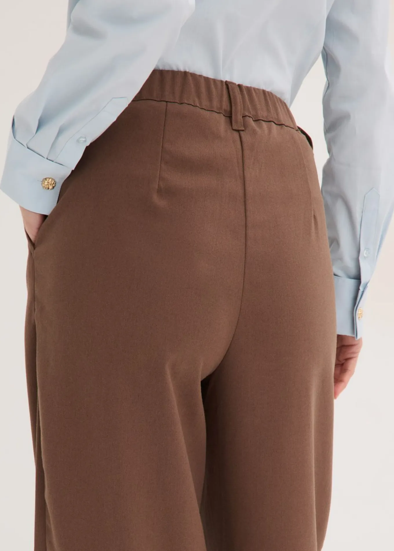 Pantalón tipo barrel con pinzas