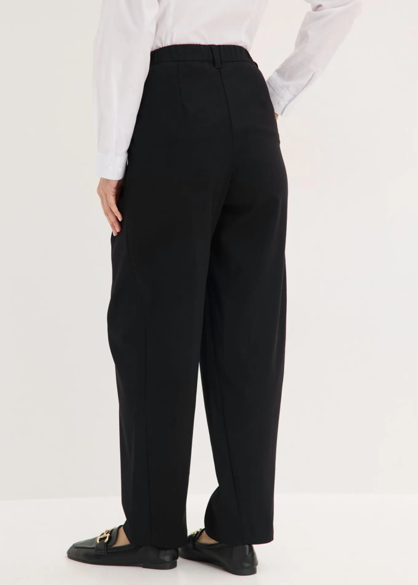Pantalón tipo barrel con pinzas