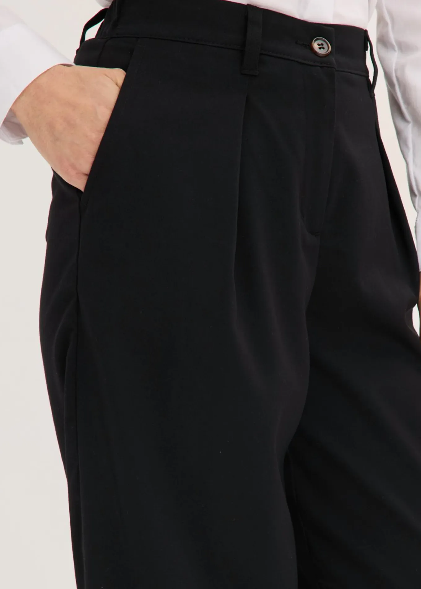Pantalón tipo barrel con pinzas