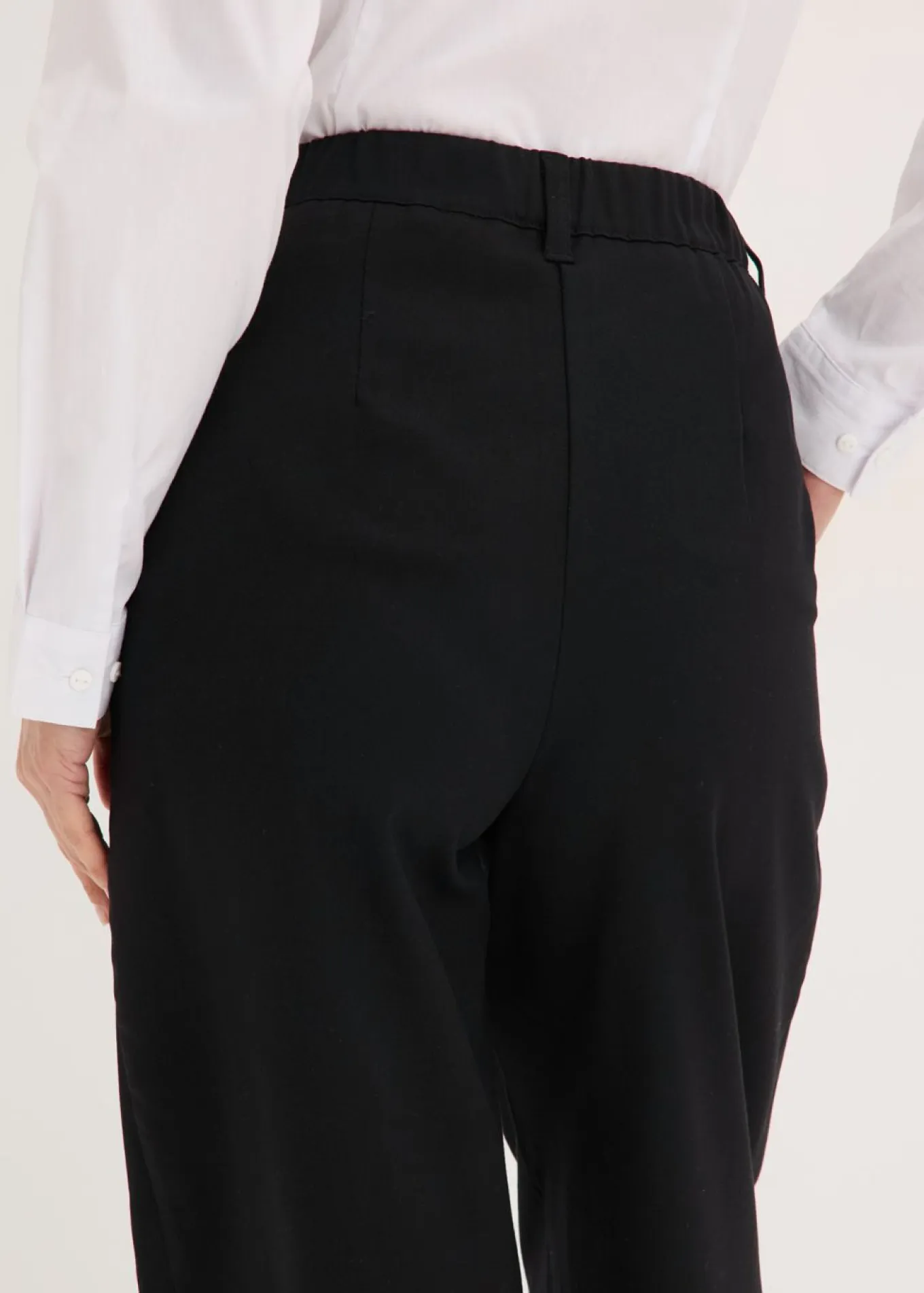 Pantalón tipo barrel con pinzas