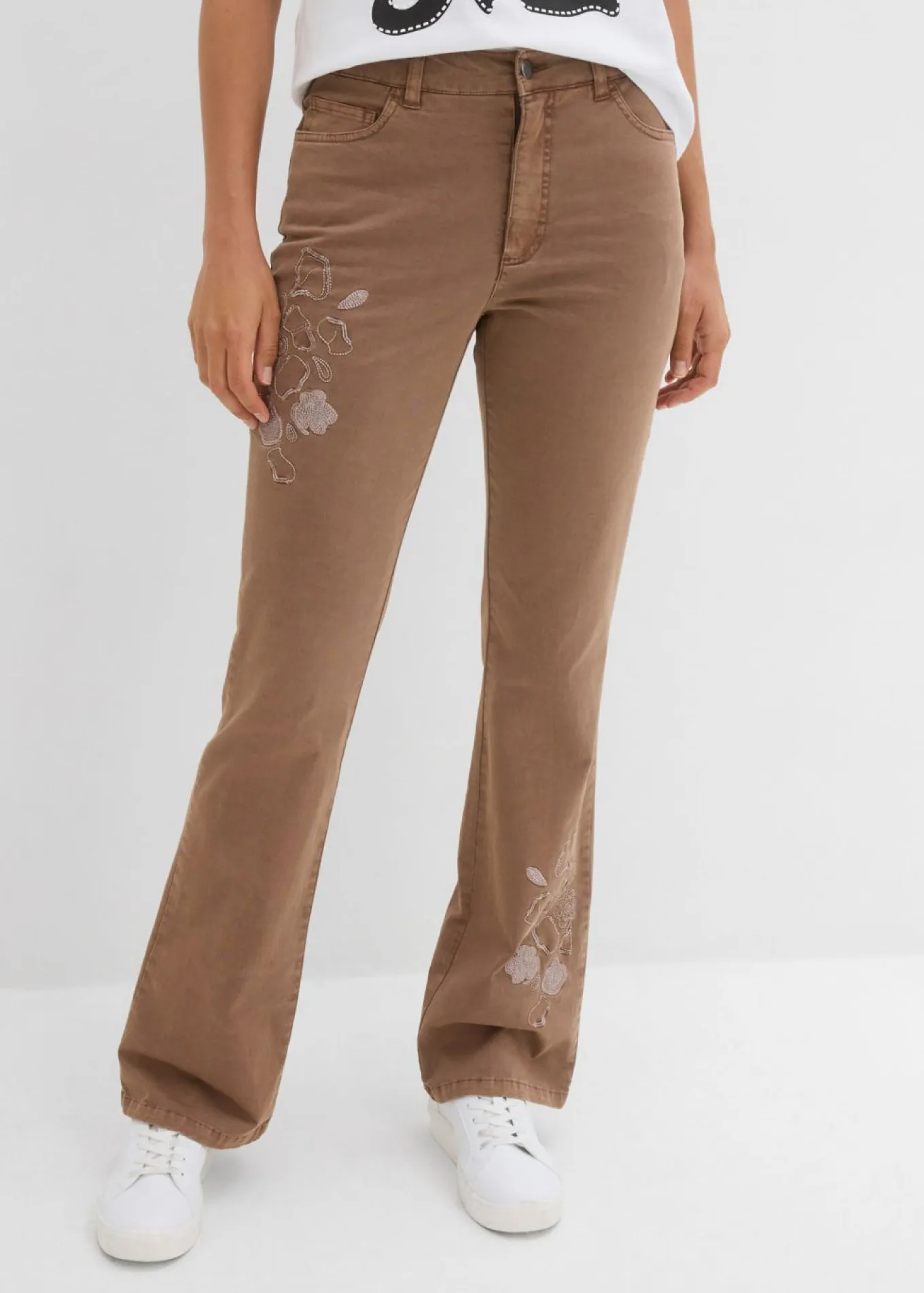 Pantalón tipo bootcut con bordado