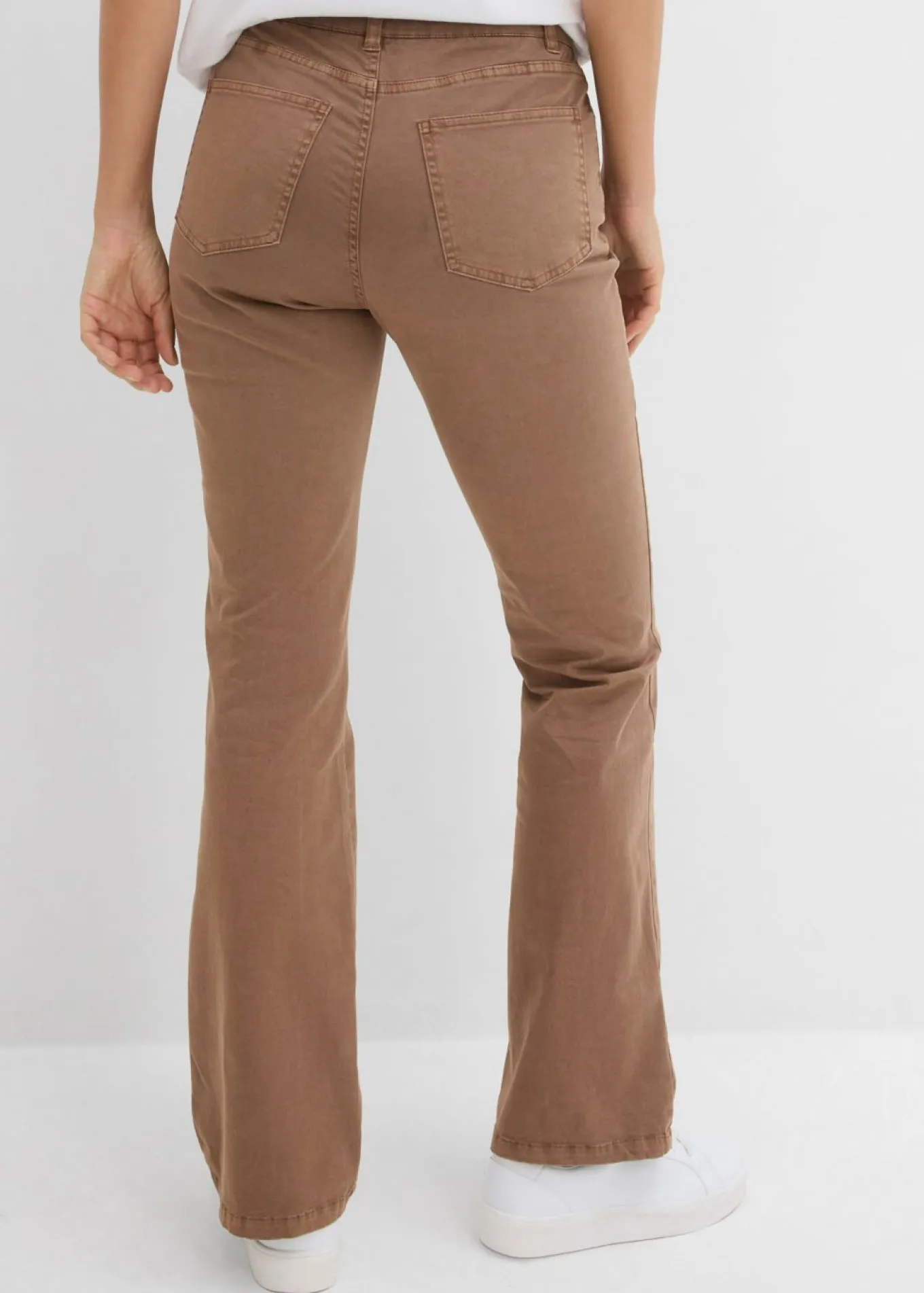 Pantalón tipo bootcut con bordado