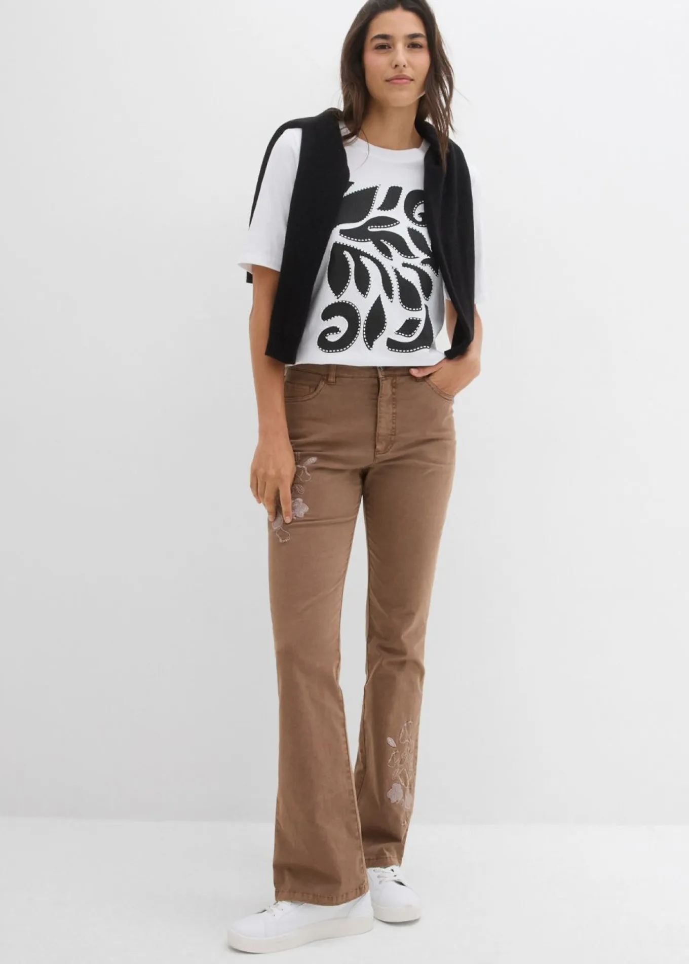 Pantalón tipo bootcut con bordado