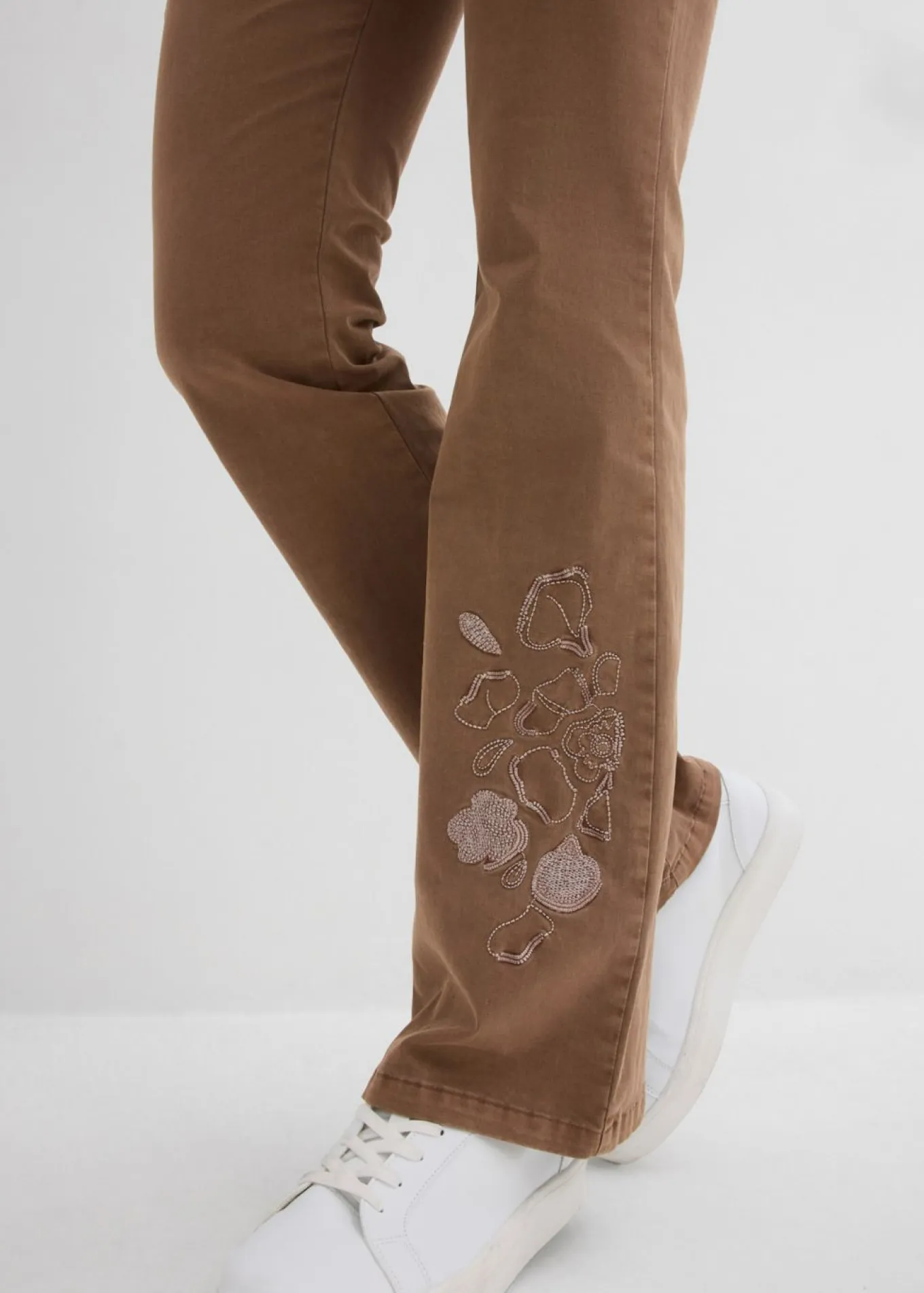 Pantalón tipo bootcut con bordado