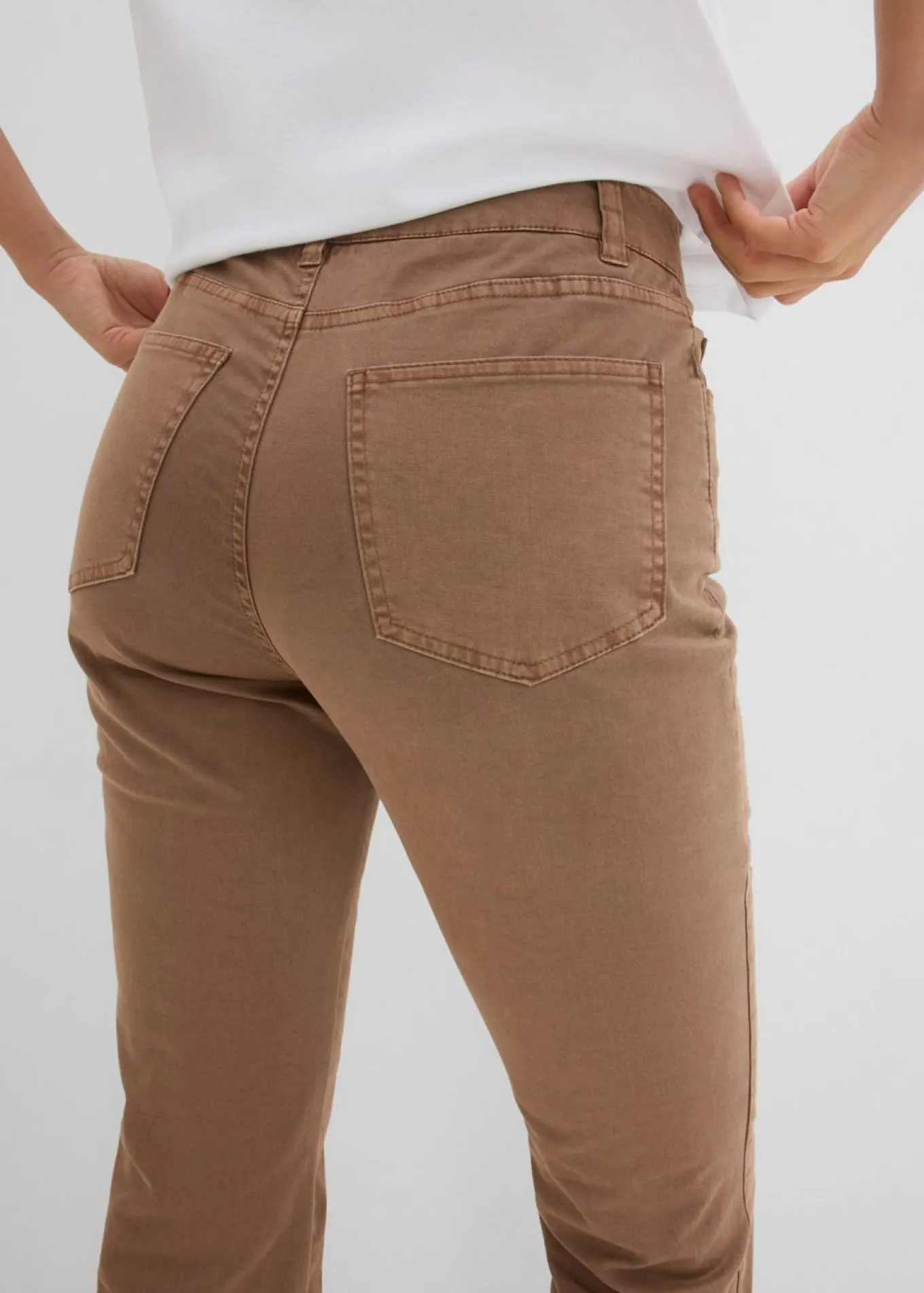 Pantalón tipo bootcut con bordado
