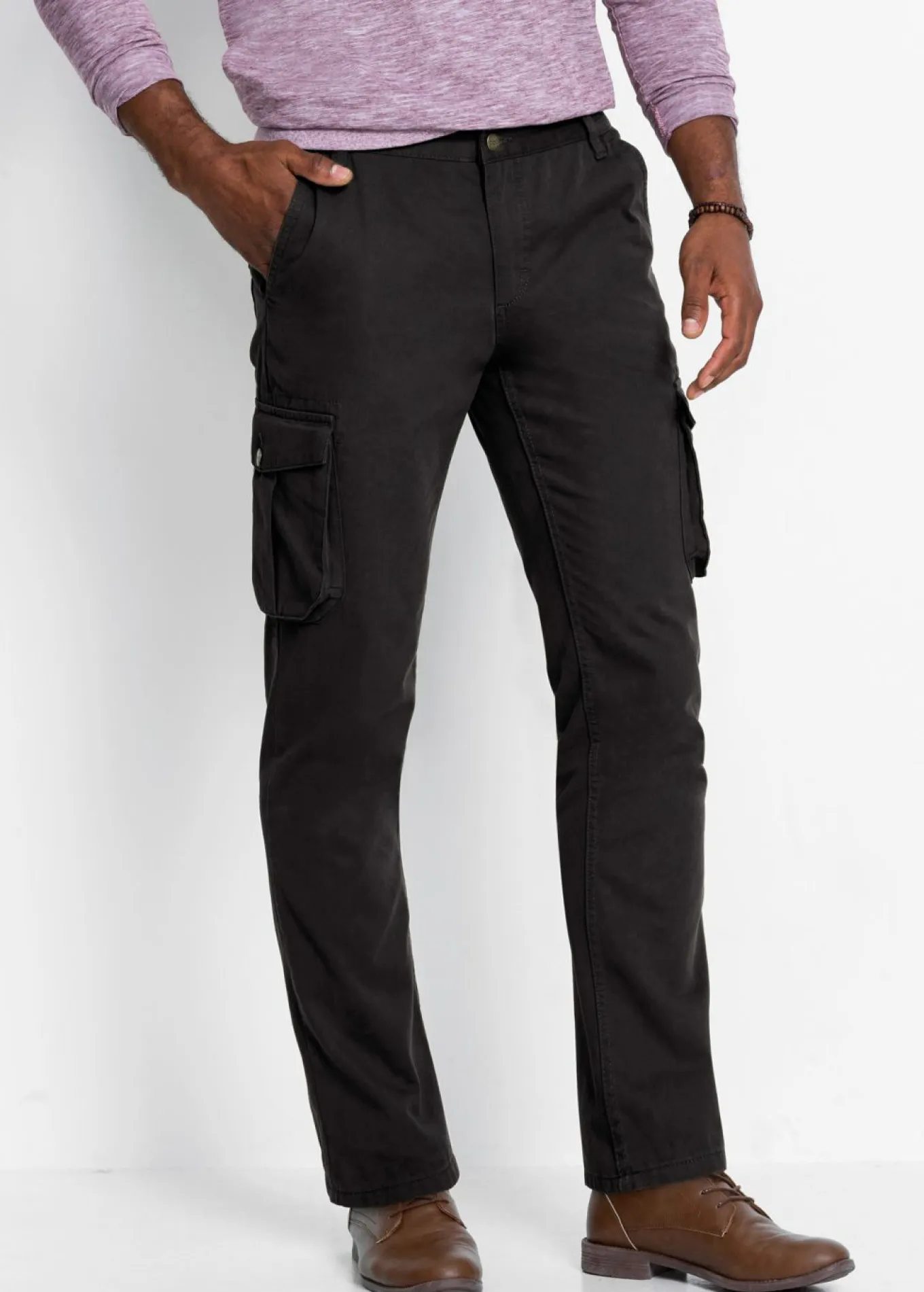 Pantalón tipo cargo con corte regular, diseño recto y cinturilla elástica