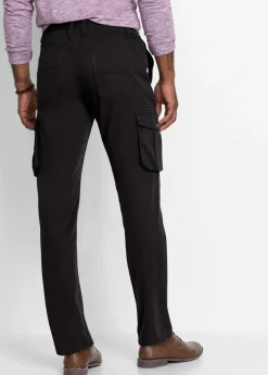 Pantalón tipo cargo con corte regular, diseño recto y cinturilla elástica