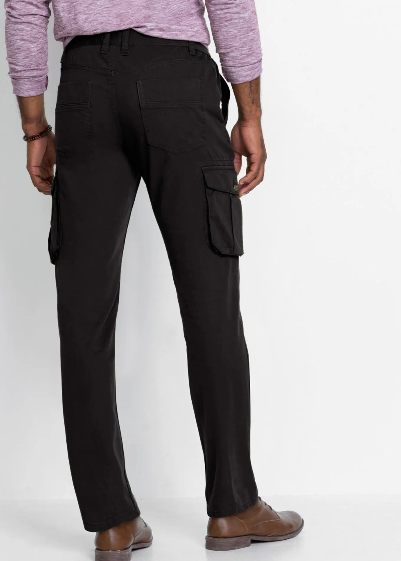Pantalón tipo cargo con corte regular, diseño recto y cinturilla elástica