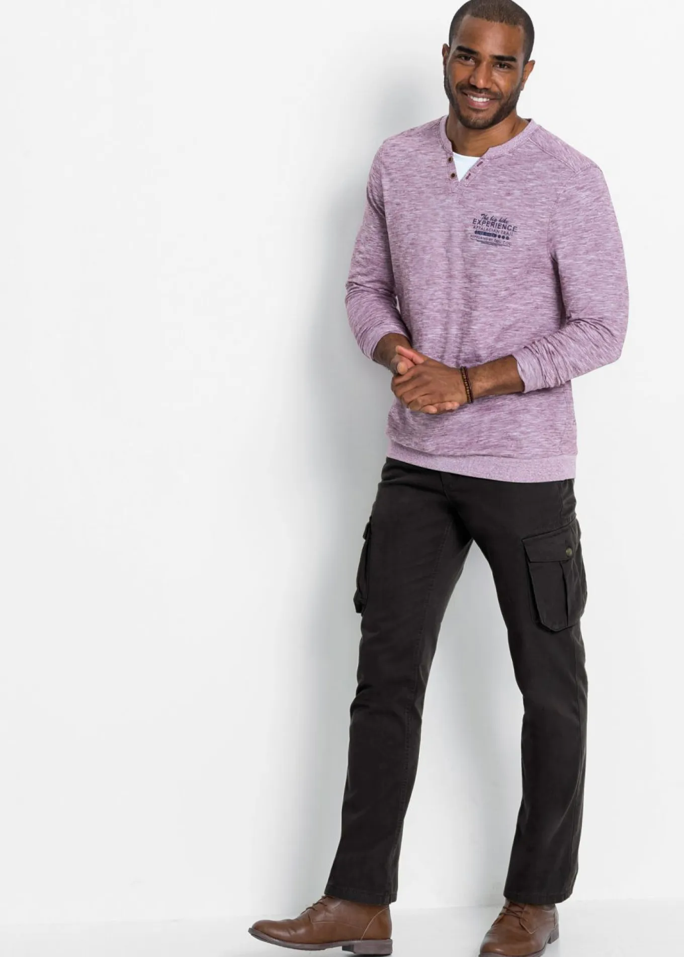 Pantalón tipo cargo con corte regular, diseño recto y cinturilla elástica