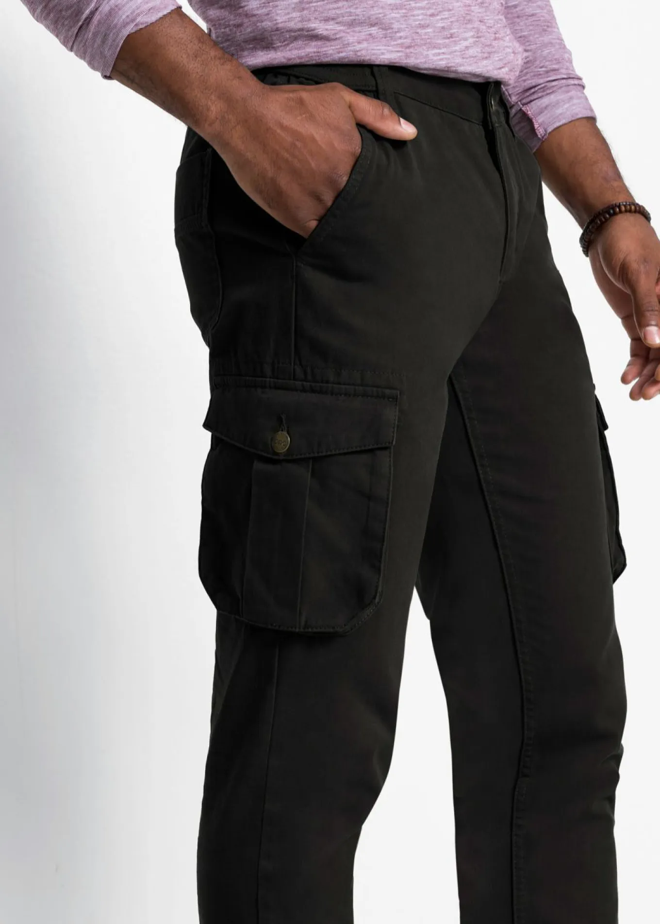 Pantalón tipo cargo con corte regular, diseño recto y cinturilla elástica