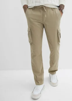 Pantalón tipo cargo con corte regular, diseño recto y cinturilla elástica