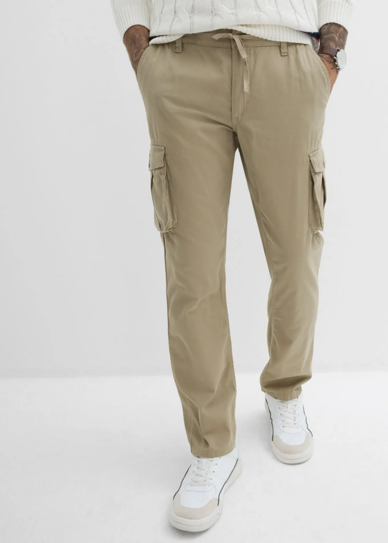 Pantalón tipo cargo con corte regular, diseño recto y cinturilla elástica