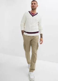 Pantalón tipo cargo con corte regular, diseño recto y cinturilla elástica