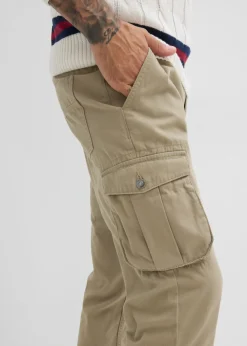 Pantalón tipo cargo con corte regular, diseño recto y cinturilla elástica