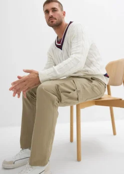 Pantalón tipo cargo con corte regular, diseño recto y cinturilla elástica