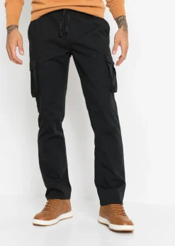 Pantalón tipo cargo con corte regular, diseño recto y cinturilla elástica