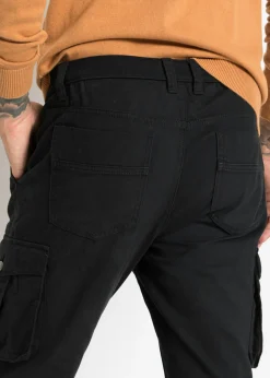 Pantalón tipo cargo con corte regular, diseño recto y cinturilla elástica