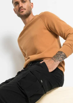 Pantalón tipo cargo con corte regular, diseño recto y cinturilla elástica