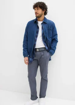 Pantalón tipo chino con corte regular, cinturilla elástica, cinturón y forma recta