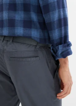 Pantalón tipo chino con corte regular, cinturilla elástica, cinturón y forma recta