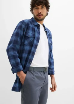 Pantalón tipo chino con corte regular, cinturilla elástica, cinturón y forma recta