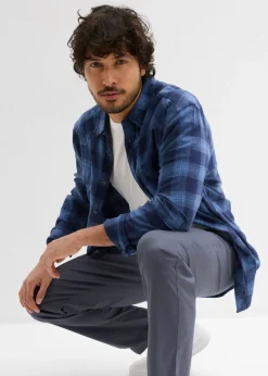 Pantalón tipo chino con corte regular, cinturilla elástica, cinturón y forma recta