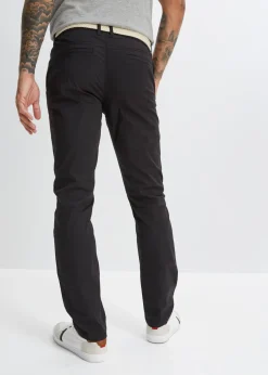 Pantalón tipo chino con corte regular, cinturilla elástica, cinturón y forma recta