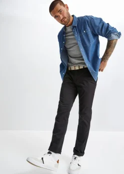 Pantalón tipo chino con corte regular, cinturilla elástica, cinturón y forma recta