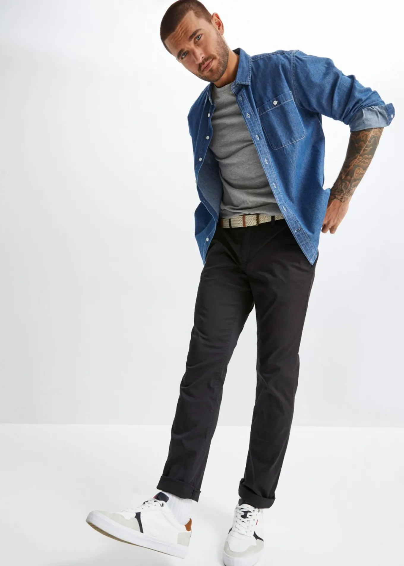 Pantalón tipo chino con corte regular, cinturilla elástica, cinturón y forma recta