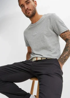 Pantalón tipo chino con corte regular, cinturilla elástica, cinturón y forma recta