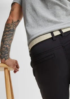 Pantalón tipo chino con corte regular, cinturilla elástica, cinturón y forma recta