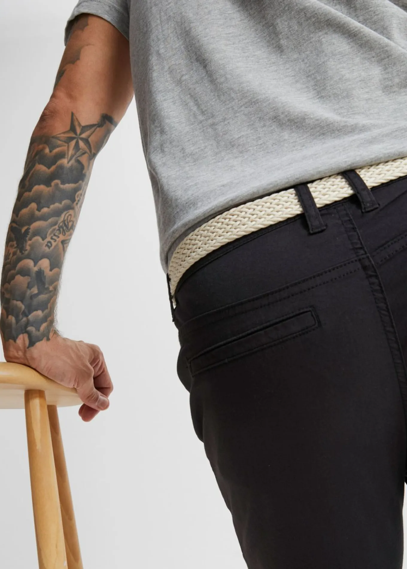 Pantalón tipo chino con corte regular, cinturilla elástica, cinturón y forma recta