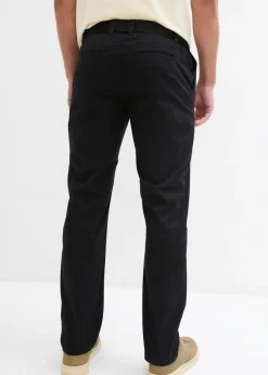 Pantalón tipo chino con corte regular, cinturilla elástica, cinturón y forma recta