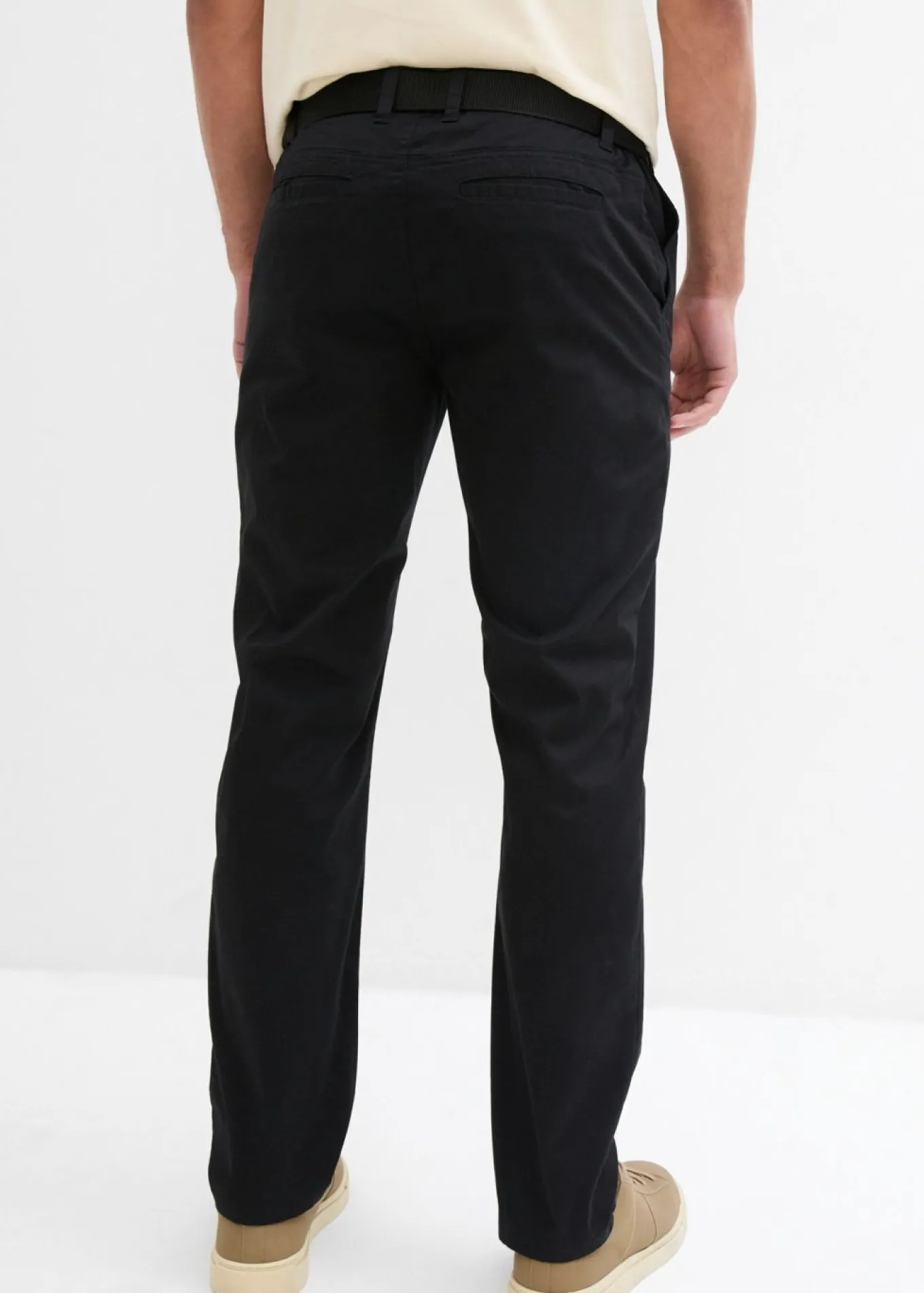 Pantalón tipo chino con corte regular, cinturilla elástica, cinturón y forma recta