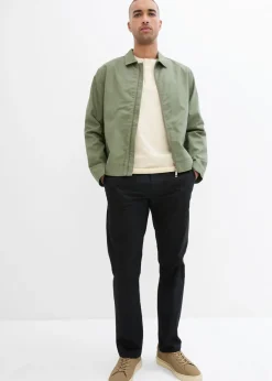 Pantalón tipo chino con corte regular, cinturilla elástica, cinturón y forma recta