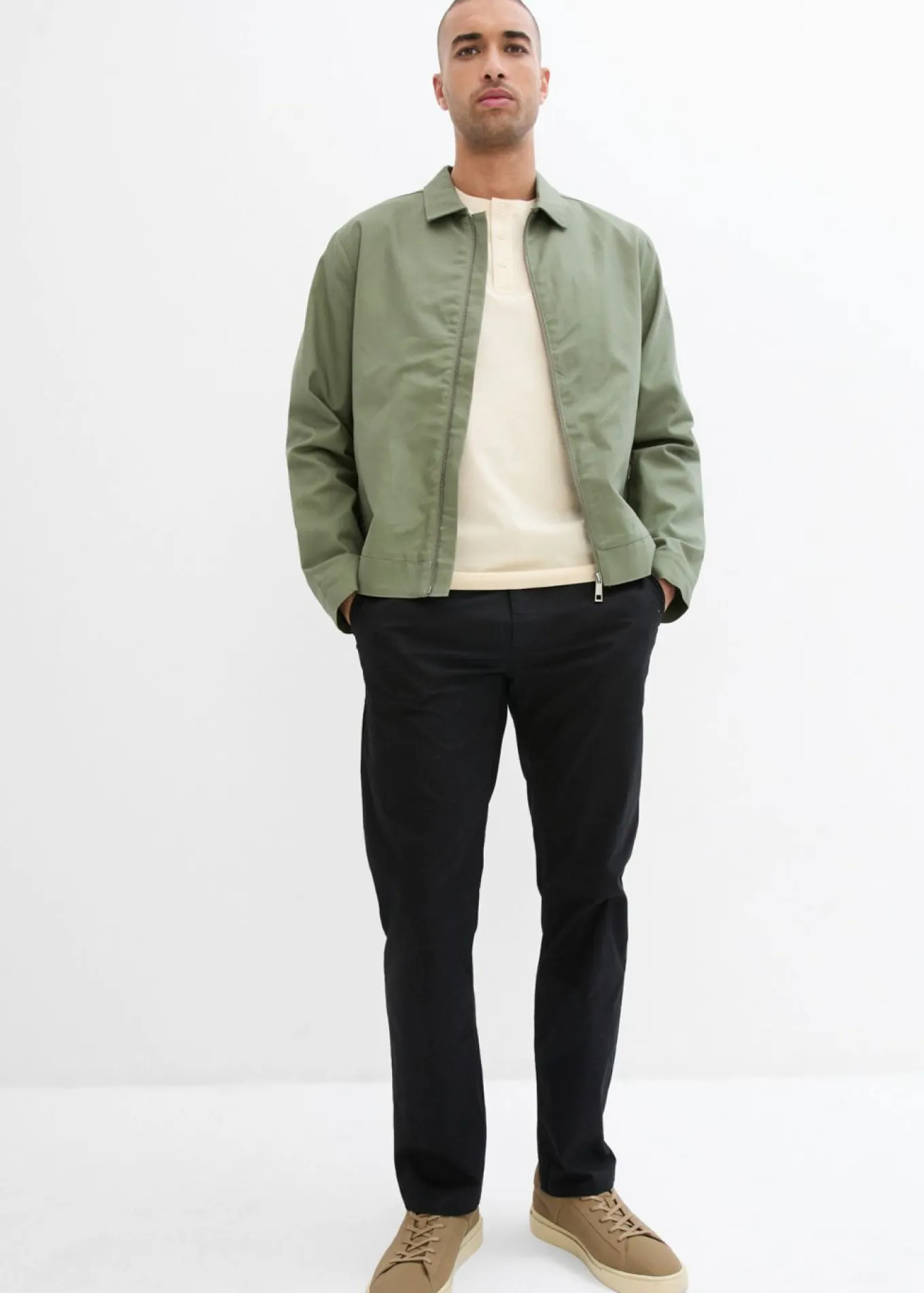 Pantalón tipo chino con corte regular, cinturilla elástica, cinturón y forma recta
