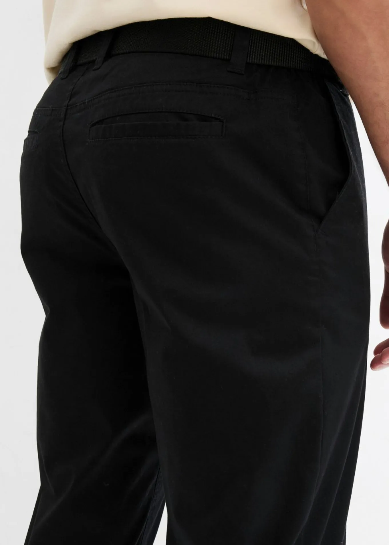 Pantalón tipo chino con corte regular, cinturilla elástica, cinturón y forma recta