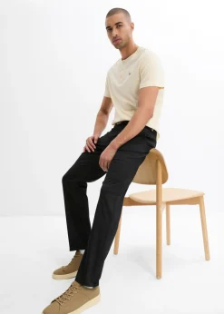 Pantalón tipo chino con corte regular, cinturilla elástica, cinturón y forma recta